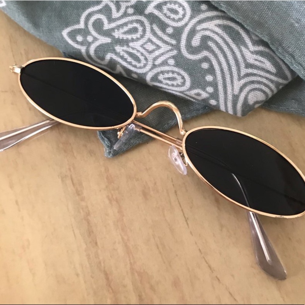 Black oval sunglasses